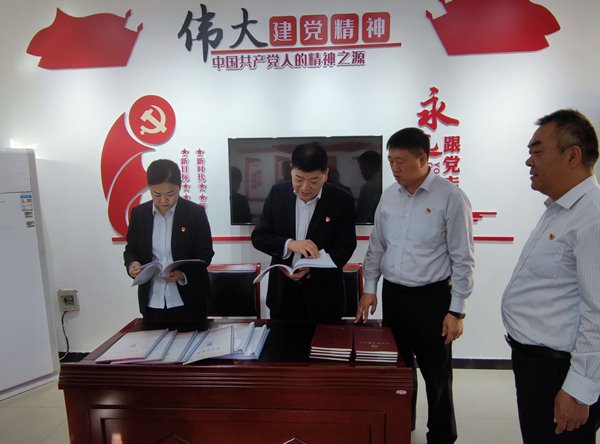 公司黨委副書記、監(jiān)事長(zhǎng)張錫軍同...